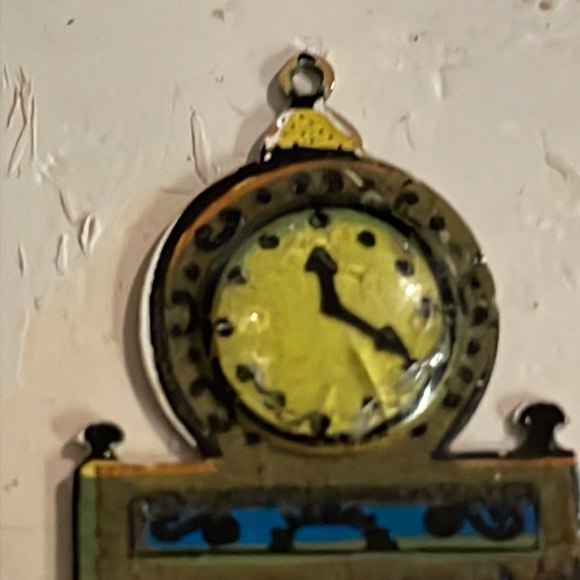 0.75” gold tone clock shaped & face charm pendant with jump hoop - Picture 9 of 12